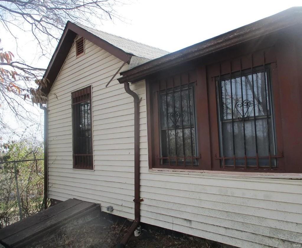 5475 Janet Ave, Saint Louis, MO 63136 - view of home's exterior with fence