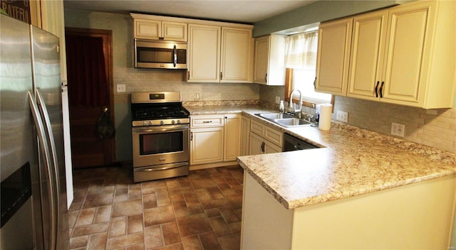 634 Ccam Rose Ln, Perryville, MO 63775 - kitchen featuring stainless steel appliances, a sink, cream cabinetry, and a peninsula