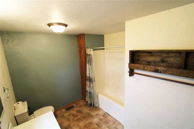 634 Ccam Rose Ln, Perryville, MO 63775 - bathroom featuring baseboards, shower / tub combo with curtain, toilet, and a textured ceiling