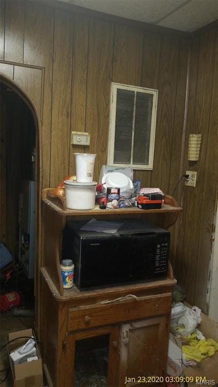 206 N 11th St, Coulterville, IL 62237 - detailed view of wooden walls and arched walkways