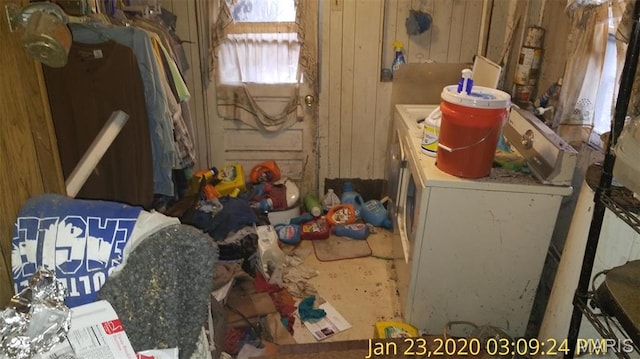 206 N 11th St, Coulterville, IL 62237 - laundry room with wooden walls