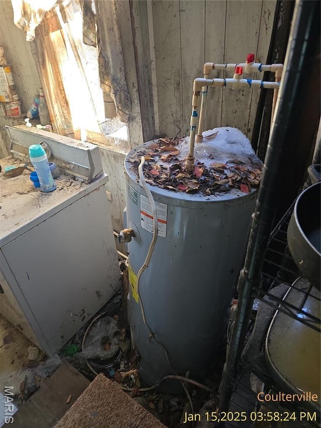 206 N 11th St, Coulterville, IL 62237 - detailed view of water heater