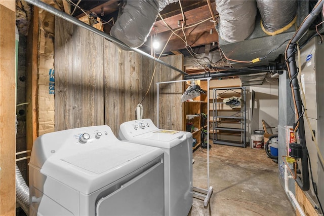 669 Park Ave, Sikeston, MO 63801 - laundry area featuring washer and dryer and wood walls
