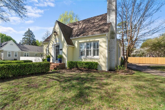 669 Park Ave, Sikeston, MO 63801 - view of front of home with a chimney and stucco siding