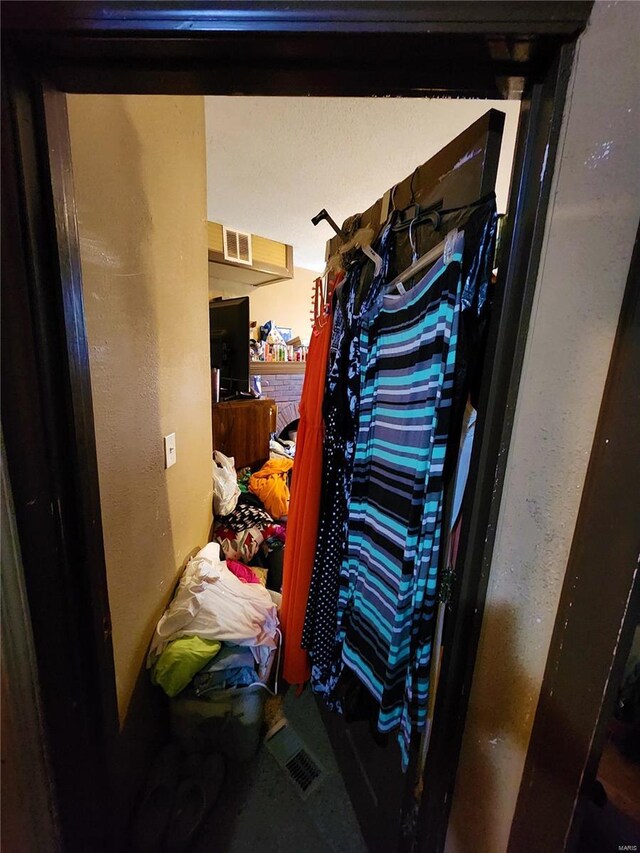 4052 Detonty St, Saint Louis, MO 63110 - view of closet