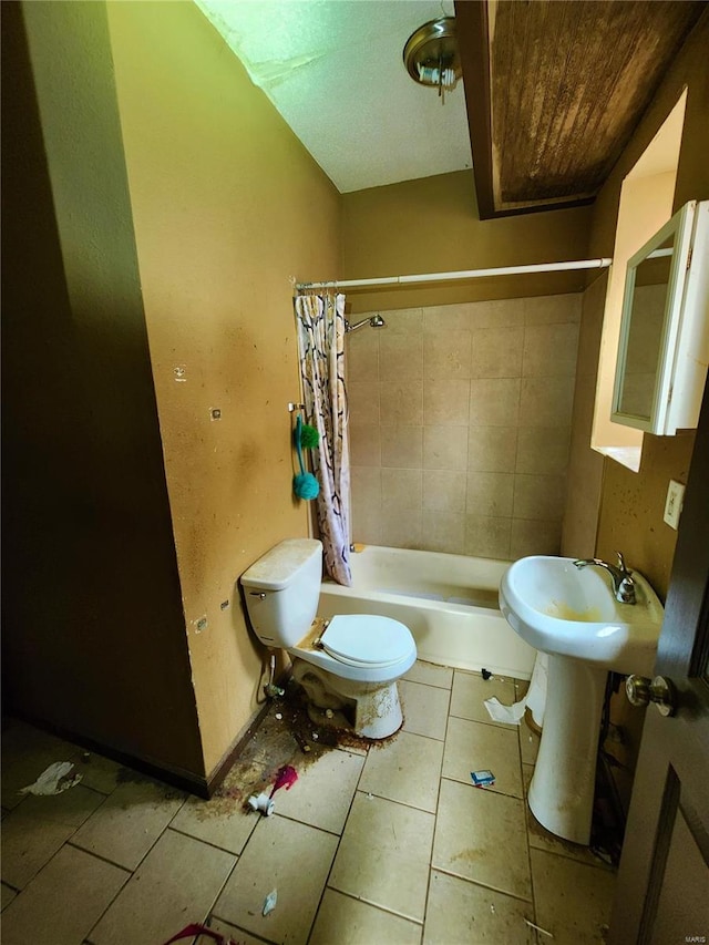 4052 Detonty St, Saint Louis, MO 63110 - bathroom with toilet, tile patterned flooring, and shower / bath combo with shower curtain