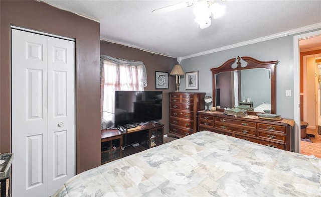 15 Allen Cir, Sunrise Beach, MO 65079 - bedroom featuring a closet, ornamental molding, a ceiling fan, and a textured ceiling