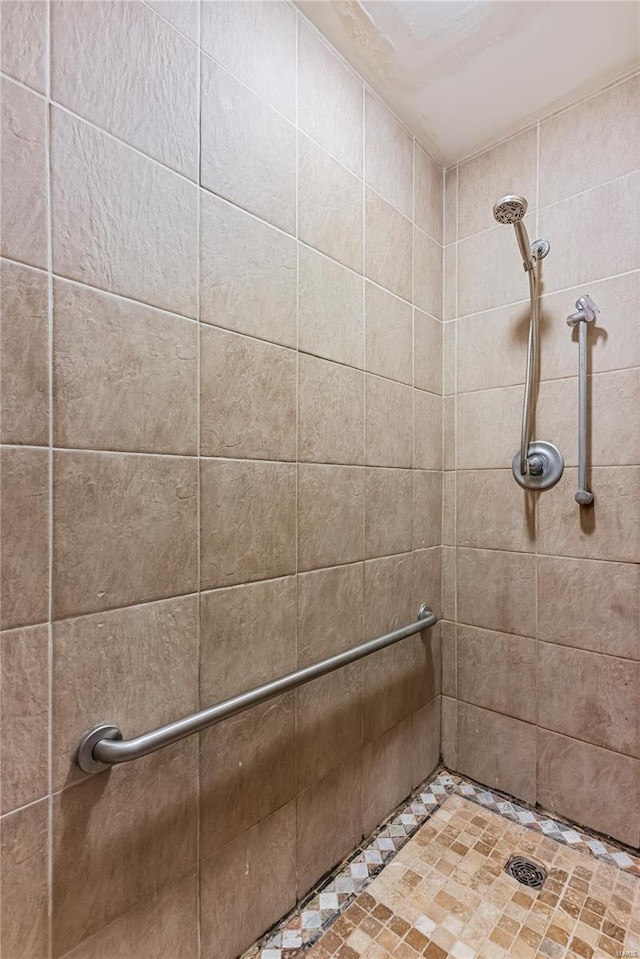bathroom featuring a tile shower