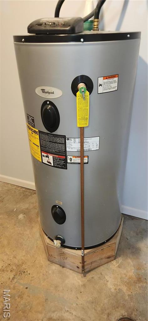 13559 Kitt Park Dr, Saint Genevieve, MO 63670 - utility room with water heater