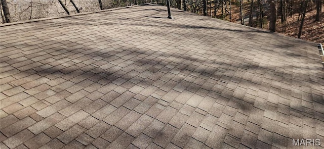 13559 Kitt Park Dr, Saint Genevieve, MO 63670 - exterior view of a shingled roof