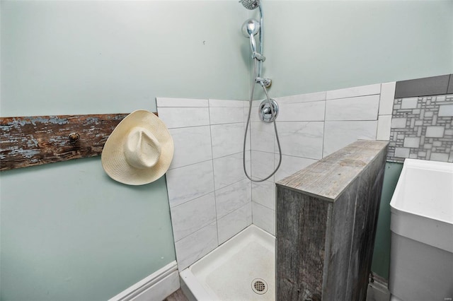 bathroom featuring a tile shower