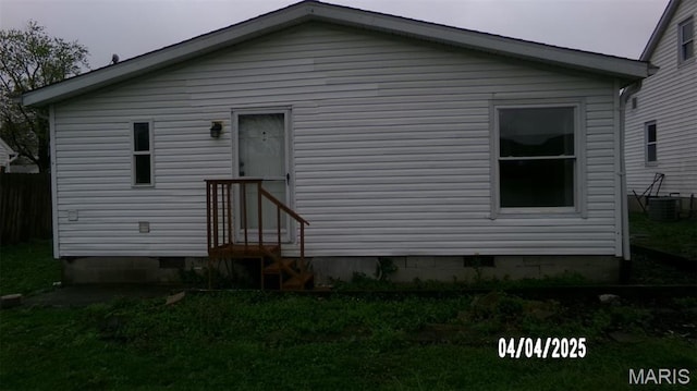 610 E Green St, Mascoutah, IL 62258 - rear view of house with crawl space