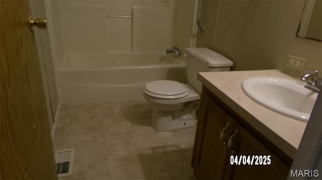610 E Green St, Mascoutah, IL 62258 - bathroom with toilet, vanity, and tub / shower combination