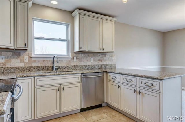 911 Valse Ct, Lake St Louis, MO 63367 - kitchen with appliances with stainless steel finishes, a peninsula, a sink, backsplash, and recessed lighting