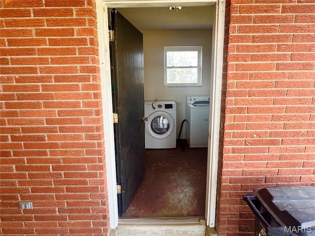 2101 Meadows Rd, Poplar Bluff, MO 63901 - laundry area featuring washer and clothes dryer and brick wall