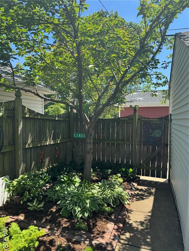 6060 Oleatha Ave, Saint Louis, MO 63139 - view of yard with fence
