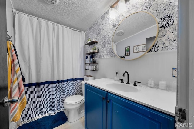29 Pine Ln, Cedar Hill, MO 63016 - full bathroom with a textured ceiling, wallpapered walls, toilet, vanity, and curtained shower
