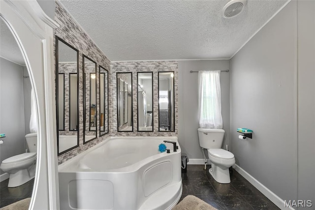 29 Pine Ln, Cedar Hill, MO 63016 - bathroom featuring toilet, a garden tub, baseboards, and a textured ceiling