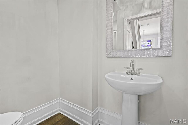 2835 Shenandoah Ave, Saint Louis, MO 63104 - half bathroom with toilet
