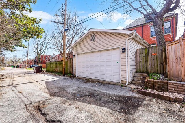 2835 Shenandoah Ave, Saint Louis, MO 63104 - garage featuring fence