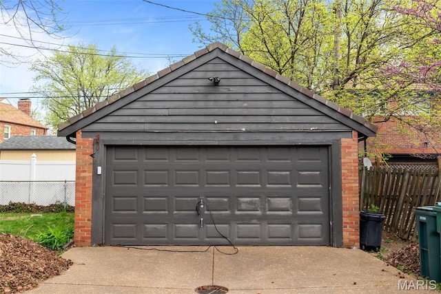 3981 Canterbury Dr, Saint Louis, MO 63121 - detached garage with fence