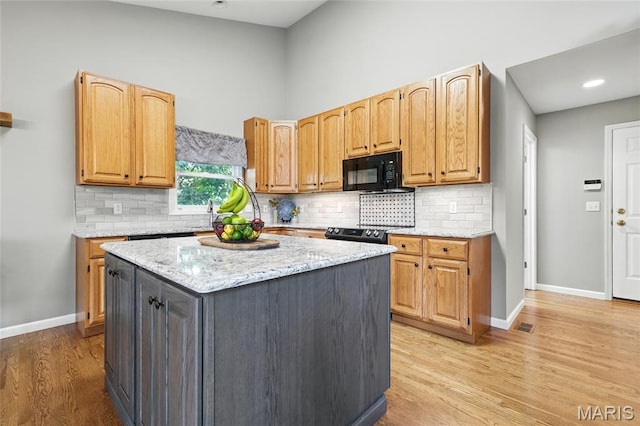 13456 Sunset Meadows Ln, Saint Louis, MO 63128 - kitchen featuring black appliances, light wood finished floors, baseboards, backsplash, and recessed lighting
