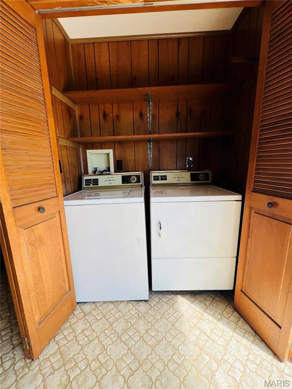 604 Salling St, Perry, MO 63462 - laundry room featuring independent washer and dryer