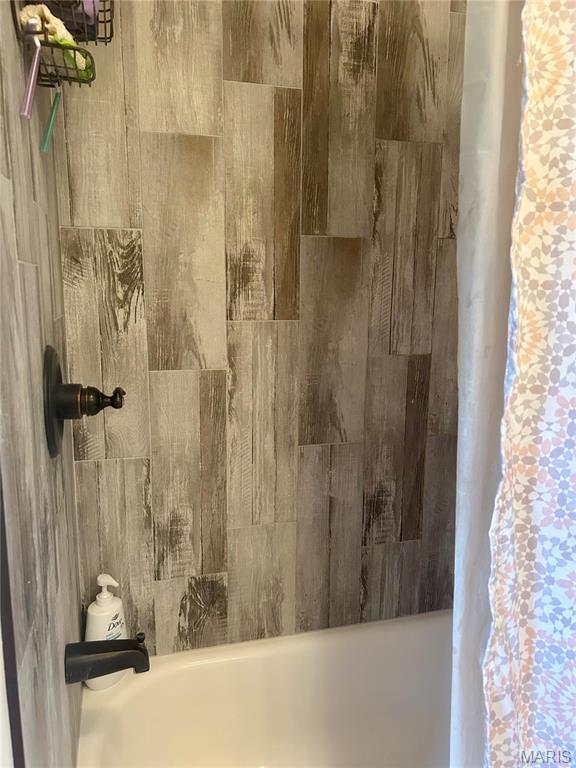 detailed view of shower / bath combo