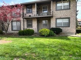 3170 Leisurewood Ct Unit D, Florissant, MO 63033 - view of front of house featuring a balcony and a front lawn