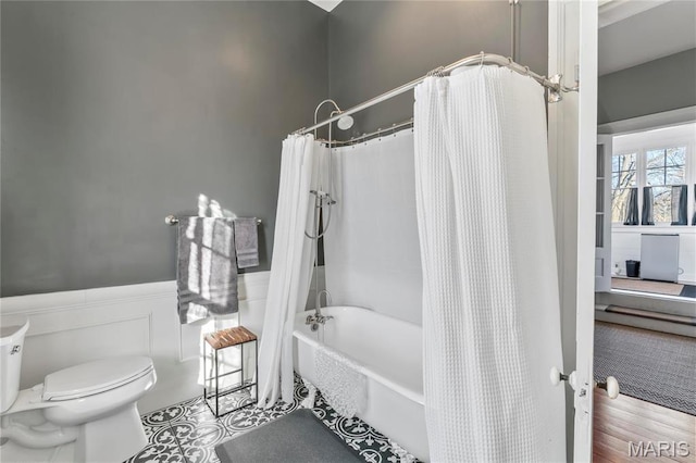 876 W State St W, Jacksonville, IL 62650 - full bath with wainscoting, toilet, and shower / bathtub combination with curtain