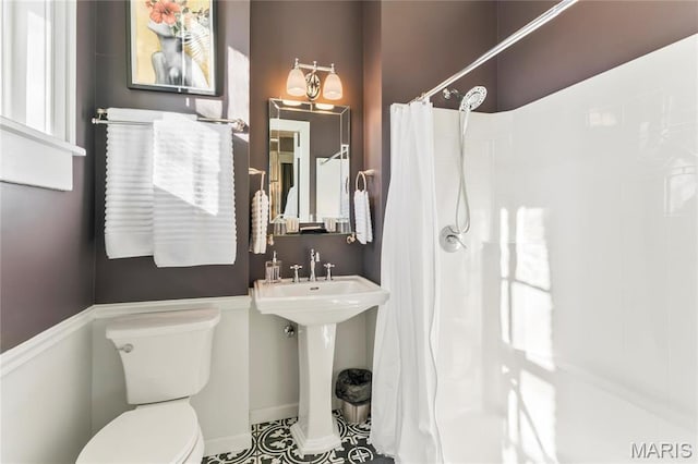 876 W State St W, Jacksonville, IL 62650 - bathroom with toilet, curtained shower, baseboards, and a sink