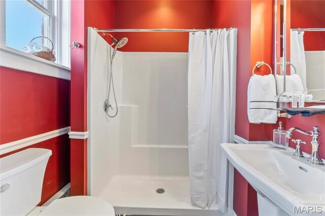 876 W State St W, Jacksonville, IL 62650 - bathroom with toilet, a sink, and a shower stall
