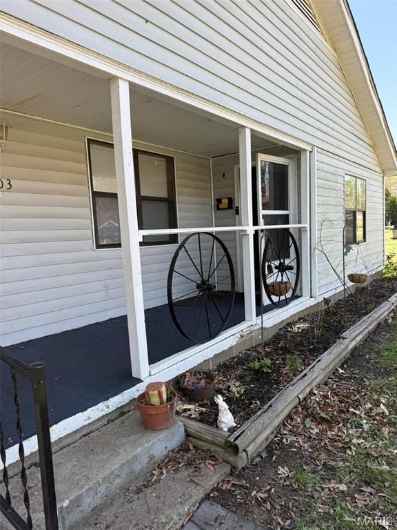 303 N Main St, Campbell, MO 63933 - view of side of property