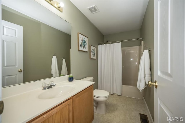 1168 Oak Hollow Dr, Imperial, MO 63052 - bathroom with toilet, vanity, and shower / bath combo with shower curtain