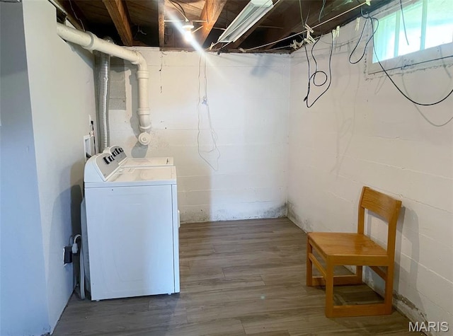 109 N Oak St, Rolla, MO 65401 - laundry room with washer and dryer and wood finished floors
