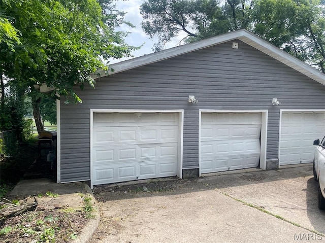 709 E 10th St, Rolla, MO 65401 - view of detached garage