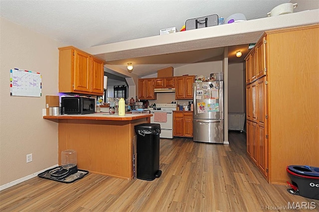 301 Kimberly Dr, Scott City, MO 63780 - kitchen featuring freestanding refrigerator, white electric stove, black microwave, light wood-style floors, and vaulted ceiling