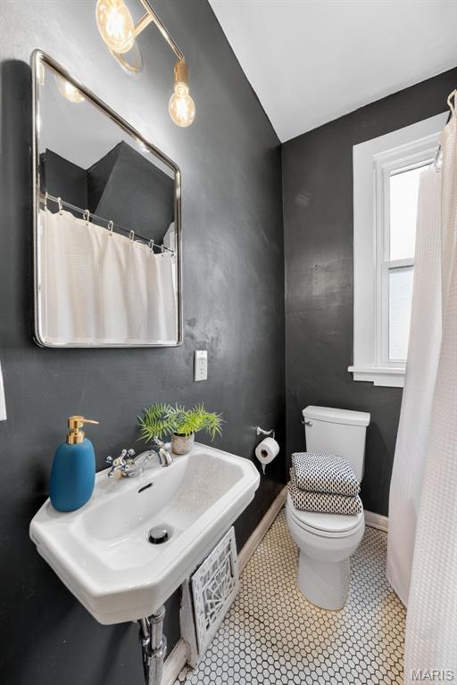 837 Tuxedo Blvd, Saint Louis, MO 63119 - full bath featuring toilet and vaulted ceiling