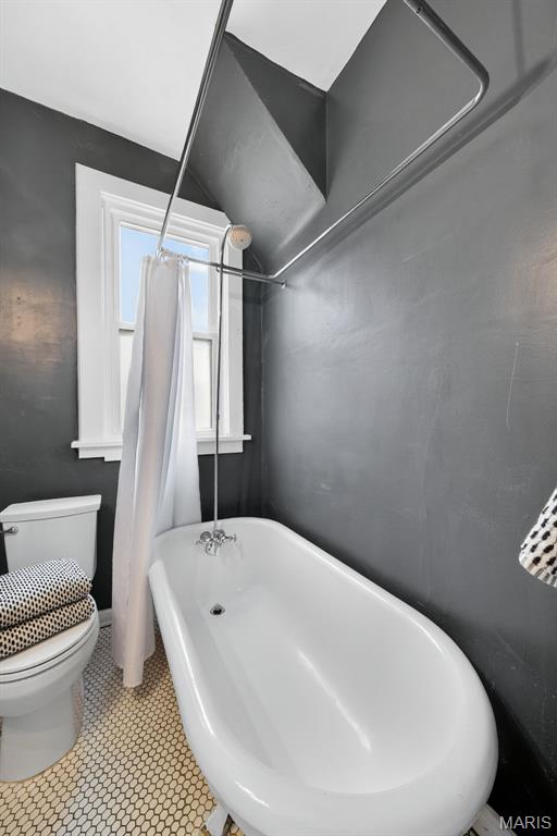 837 Tuxedo Blvd, Saint Louis, MO 63119 - full bath with shower / tub combo with curtain and vaulted ceiling