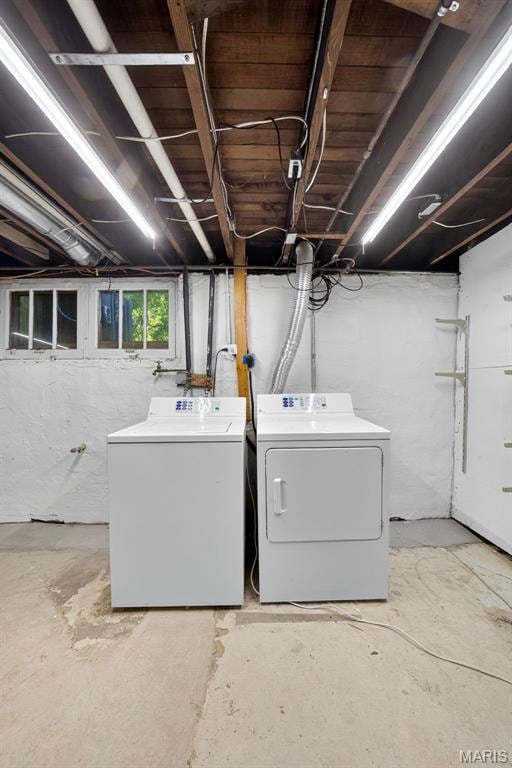 837 Tuxedo Blvd, Saint Louis, MO 63119 - laundry area featuring separate washer and dryer