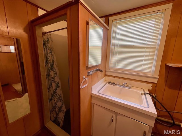 full bathroom with curtained shower and vanity