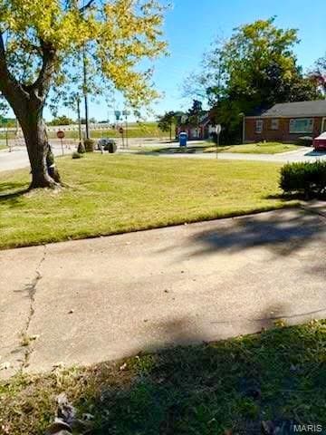 7008 Rohn Dr, Saint Louis, MO 63121 - surrounding community featuring a lawn