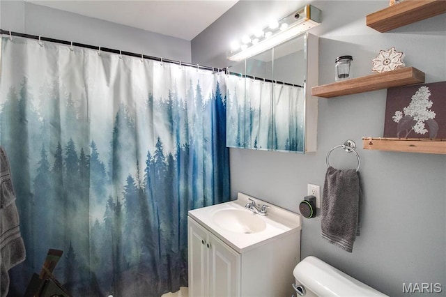 full bathroom with toilet, vanity, and curtained shower
