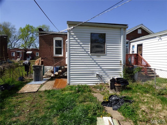 5086 Arlington Ave, Saint Louis, MO 63120 - rear view of property with fence