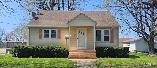 313 S E E, Pinckneyville, IL 62274 - bungalow-style house featuring a front lawn and roof with shingles
