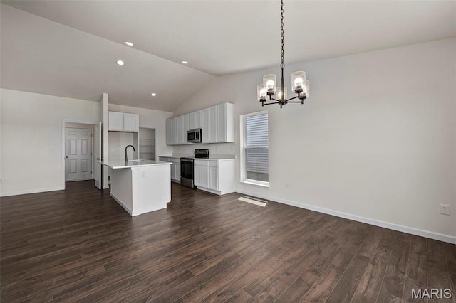 kitchen with stainless steel appliances, a chandelier, a sink, dark wood-type flooring, and recessed lighting