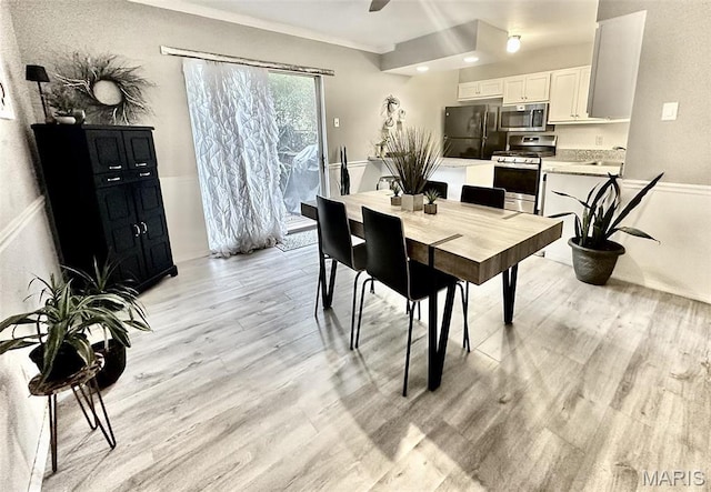 dining room featuring light wood finished floors, crown molding, ceiling fan, and recessed lighting