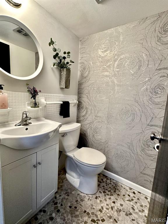bathroom with toilet and vanity