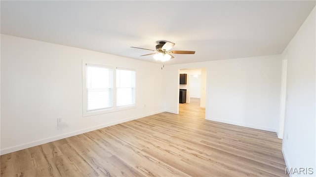 empty room featuring light wood finished floors, ceiling fan, and baseboards