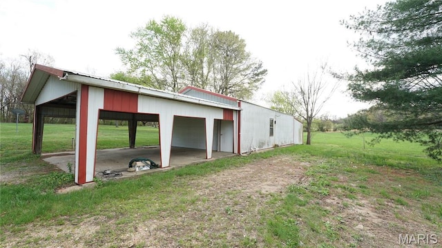 view of pole building featuring a lawn